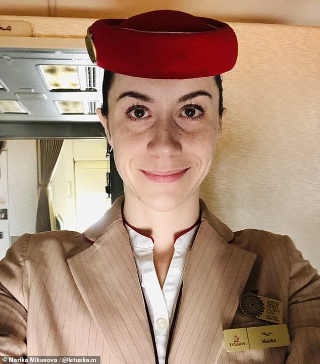 Бывшая стюардесса Emirates Марика Микусова (вверху) рассказала, как учат бортпроводников успокаивать разгневанных пассажиров