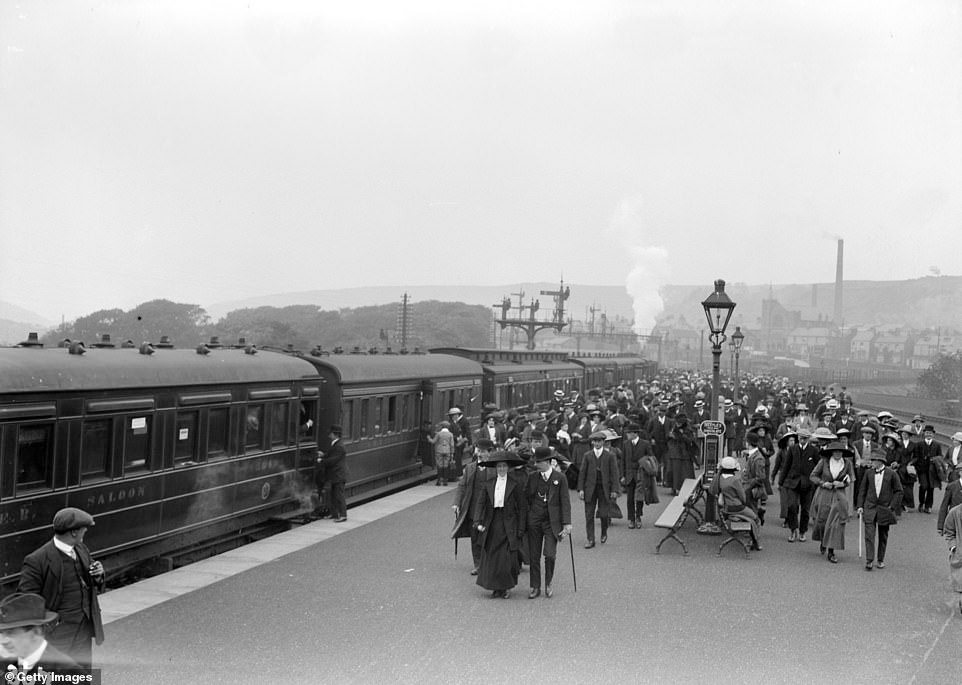 На этом снимке, сделанном в 1913 году, толпы отдыхающих прибывают на железнодорожный вокзал Скарборо. Гражданское общество Скарборо заявляет: «С появлением железной дороги в 1845 году Скарборо имел хорошие возможности для привлечения более широкого круга посетителей, чем когда-либо прежде. Теперь они приехали, чтобы насладиться вновь обретенными прелестями известного морского курорта, а не попробовать лечебные воды курорта.