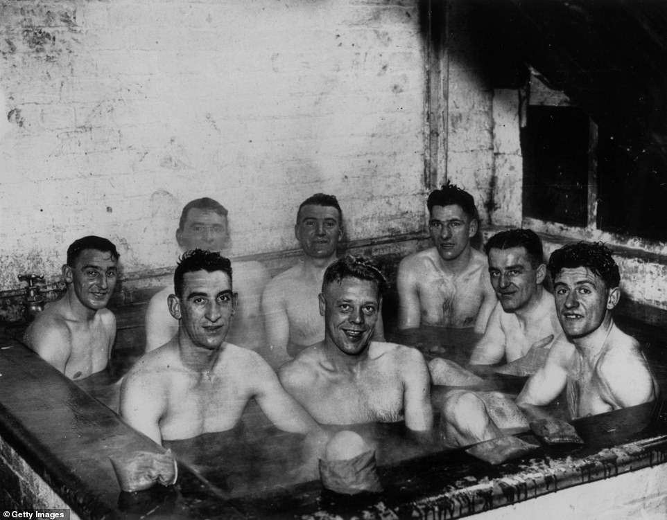 На этом снимке 1937 года футболисты Скарборо принимают ванну с морскими водорослями во время подготовки к матчу Кубка Англии.