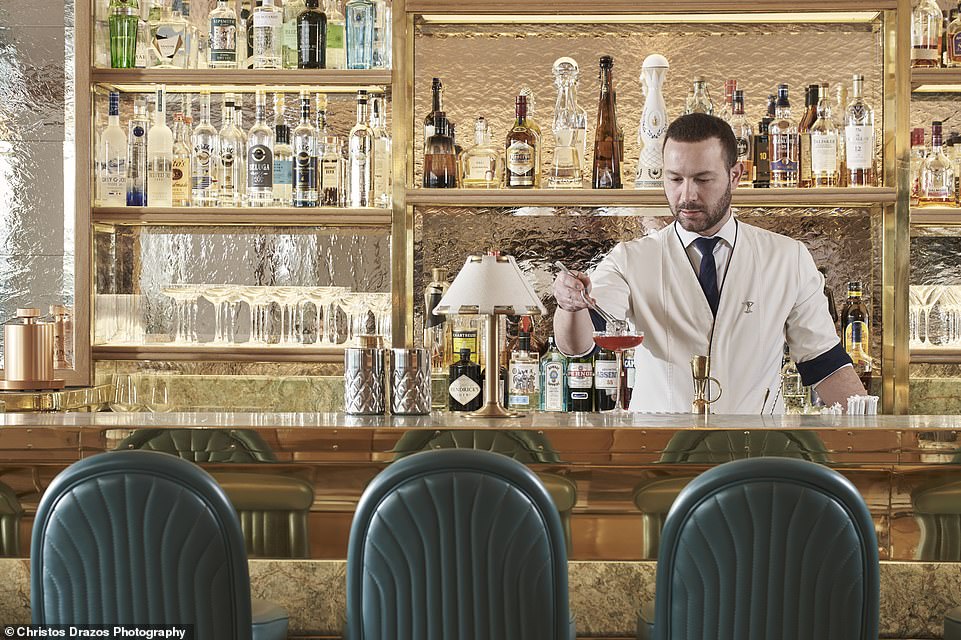 В отеле Four Seasons Athens есть шикарный бар, а также шесть роскошных ресторанов. Фиона и ее семья обедают в итальянском Mercato и таверне 37, где подают традиционные греческие блюда.