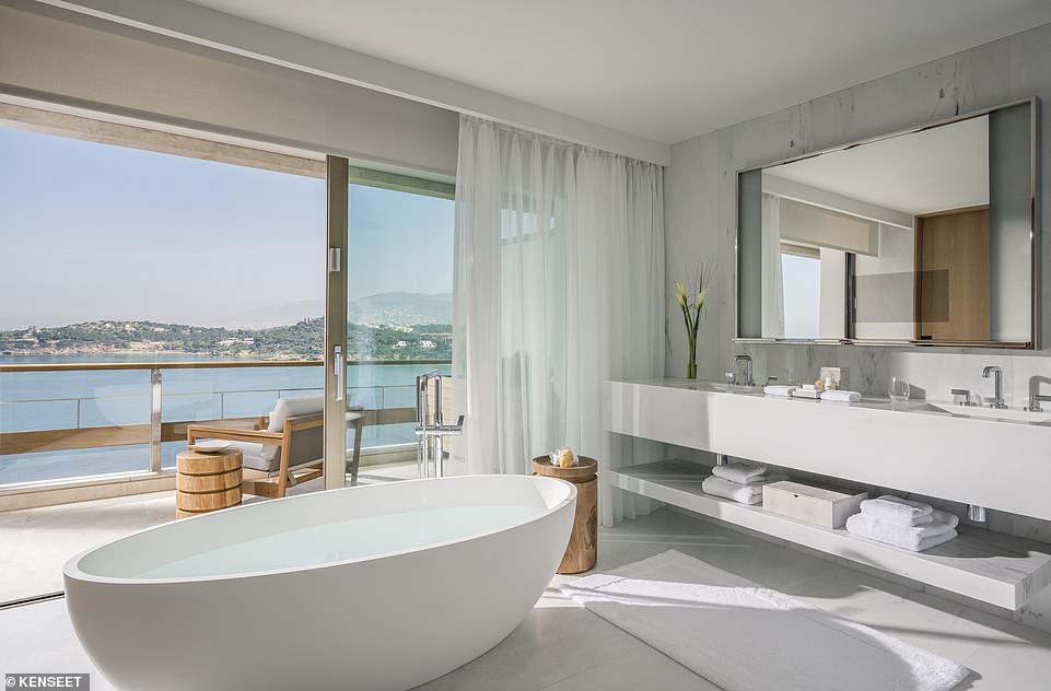 Фиона описывает номера Four Seasons Athens как «балансирующие на краю рая».