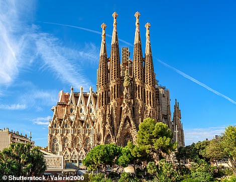 Знаменитый храм Святого Семейства Барселоны (вверху) был перепутан с базиликой Святого Марка в Венеции, Италия, 62 процентами опрошенных. Оба европейских здания чрезвычайно величественны, хотя испанская церковь все еще не завершена, спустя 140 лет после начала ее строительства.