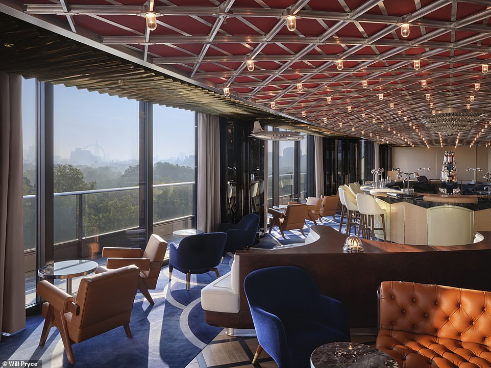Brooklands Bar — «изысканный дизайн, посвященный гонкам и авиации, с роскошными кожаными банкетками, баром, повторяющим изгибы Rolls-Royce Silver Ghost, и освещением, украшенным ослепительной хрустальной люстрой, изображающей турбины реактивного самолета Rolls-Royce». двигатель'