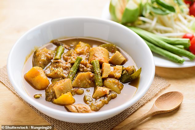 Южно-тайская кухня (Каенг Тай Пла) — кислый суп, состоящий из рыбных органов с овощами.