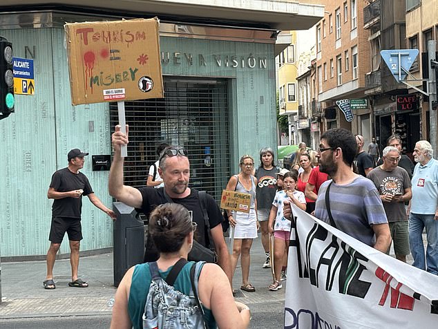 Протестующие в Аликанте митингуют против чрезмерного туризма в испанском городе, июль 2024 года.