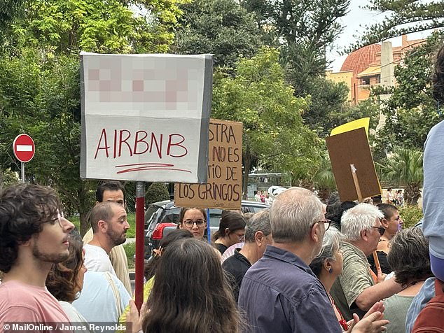 Табличка гласит: «F*** AirBnB», выражая разочарование в компании по аренде домов для отдыха.