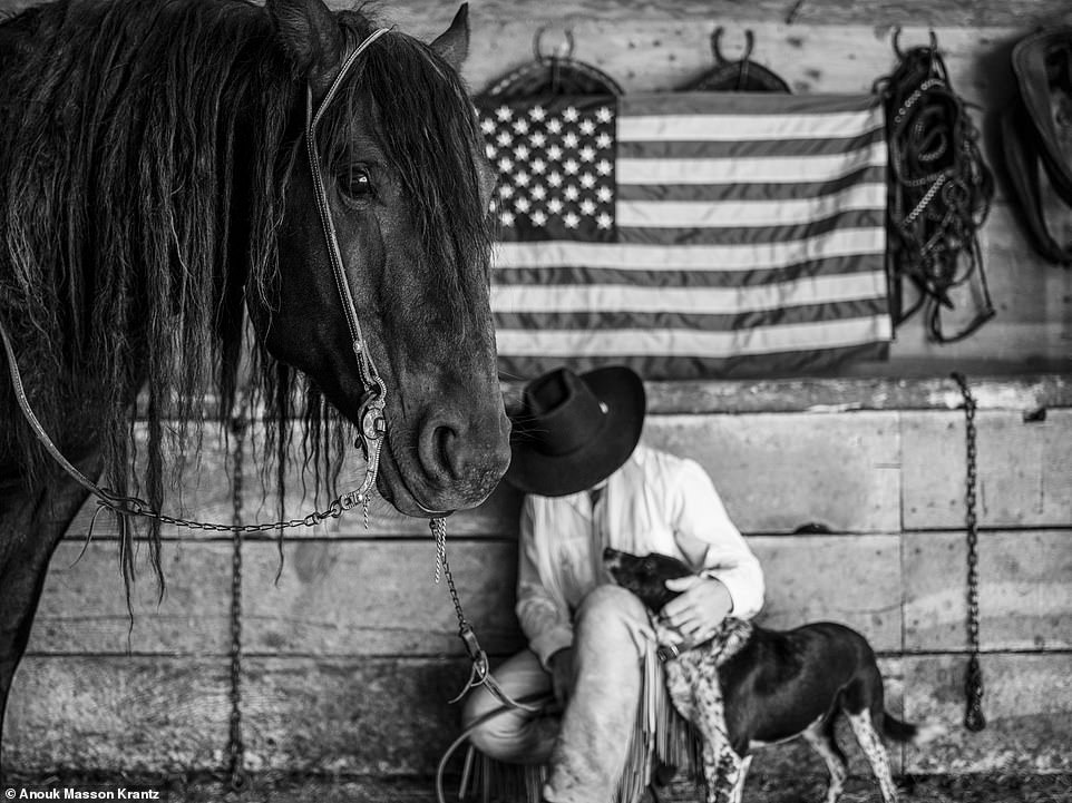 Анук говорит: «[The cowboys'] повседневная жизнь, породы, ландшафт, климат, язык, инструменты, оборудование и культура имеют свои нюансы, но все они принадлежат к уникальному гобелену наследия, сохраняющему вечную надежду, душу и оптимизм, которые приходят с жизнью в условиях свободы и независимости. ' Фотография выше под названием «Мерика» была сделана в Соединенных Штатах.