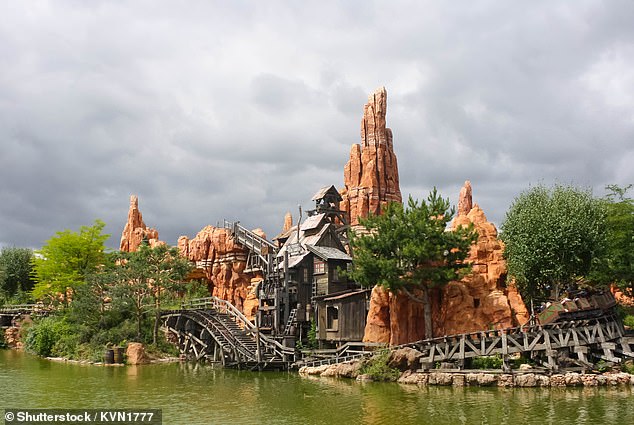 Железная дорога Big Thunder Mountain, расположенная в Диснейленде в Калифорнии и Парижском Диснейленде, Франция (вверху), занимает седьмое место.