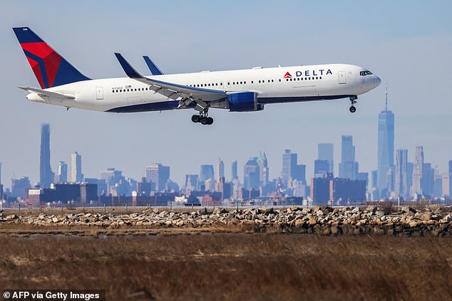 Пользователь на форуме r/delta сообщил, что инцидент произошел на борту самолета Delta, следовавшего из международного аэропорта Миннеаполиса Сент-Пол в аэропорт Ла-Гуардия. (На фото: архивное фото)