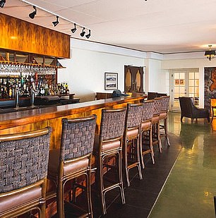 На фото выше бар отеля Uncle George's Lounge.