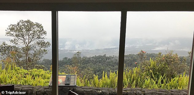 В ресторане Rim at Volcano House подают завтрак, обед и ужин с видом на «вздымающийся кратер Халемаумау».