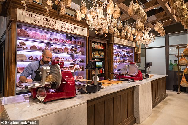 Eataly (на фото выше) «хвастается всеми необходимыми итальянскими продуктами, такими как макароны, оливковое масло и бальзамический уксус».