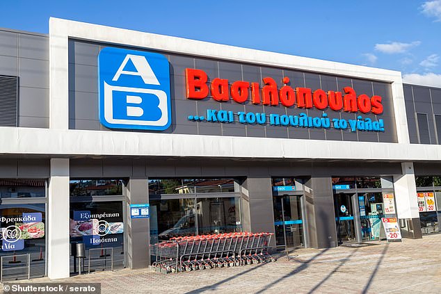 Супермаркеты AB Василопулос в Греции продают сыр фета, оливки и десерты на медовой основе.