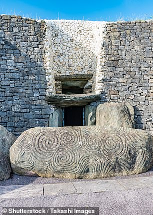 Newgrange - это древний храм, окруженный камнями (на фото), построенный в период неолита, около 3200 г. до н.э., что делает его старше Стоунхендж и египетских пирамид