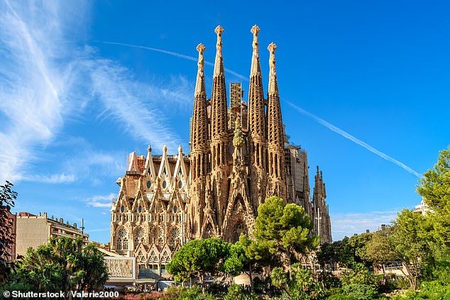 Общее поступление в Sagrada Familia, Антони Гауди, возвышающееся, незавернутый, готический собор в Барселоне, обычно стоит 22 фунтов стерлингов (Sagradafamilia.org). Тем не менее, архиепархия Барселона проводит международную мессу каждую субботу в 8 часов вечера и в воскресенье в 9 часов утра, которые оба бесплатно посещать