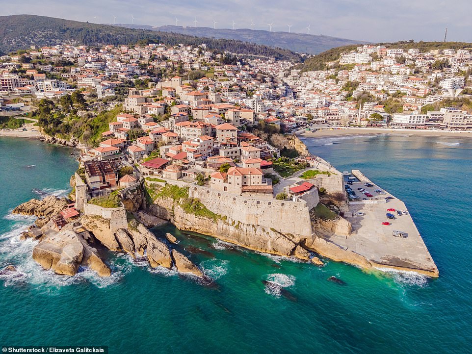 Ulcinj, Черногория: Ulcinj - «один из старейших городов на Адриатическом побережье», объясняет посещение Черногории. Туристическая доска отмечает, что у Ulcinj есть «очень длинные и красивые пляжи» с песком, который «очень похож на муку» и наслаждается «мягким прибрежным климатом»
