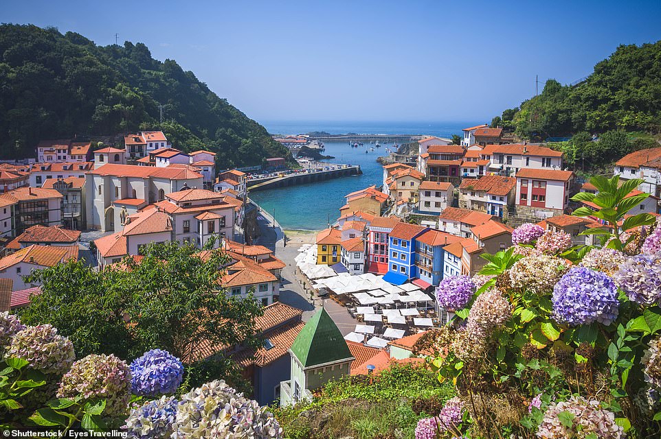 Cudillero, северная Испания: По словам Lonely Planet, Cudillero - самое «живописное» место на северном астурском побережье страны и «знает это». Путеводитель добавляет: «Дома, окрашенные в радугу пастель, каскад вниз к крошечному порту на узком входе»