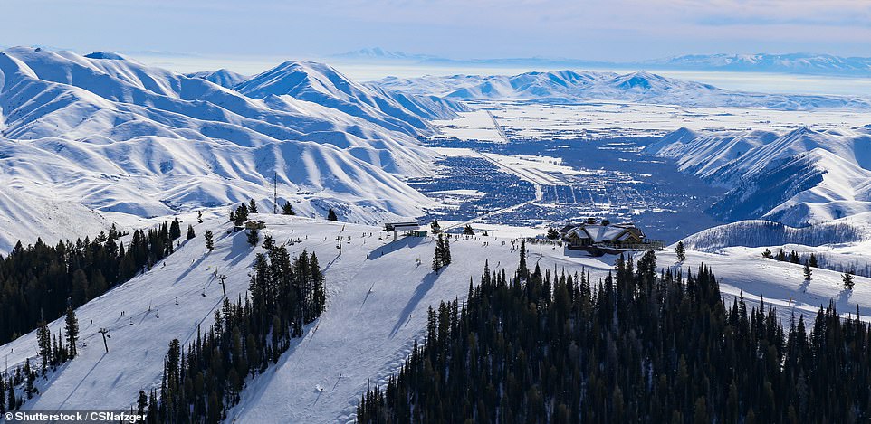 Sun Valley, штат Айдахо, США: «С меньшим количеством толпы, чем другие западные горнолыжные курорты, Sun Valley обращается к путешественникам премиум -класса и ежедневными энтузиастами на свежем воздухе», - говорит American Express Travel. «В летние месяцы путешественники могут наслаждаться рыбалкой форели, рафтингом Whitewater, катания на горных велосипедах и многое другое»