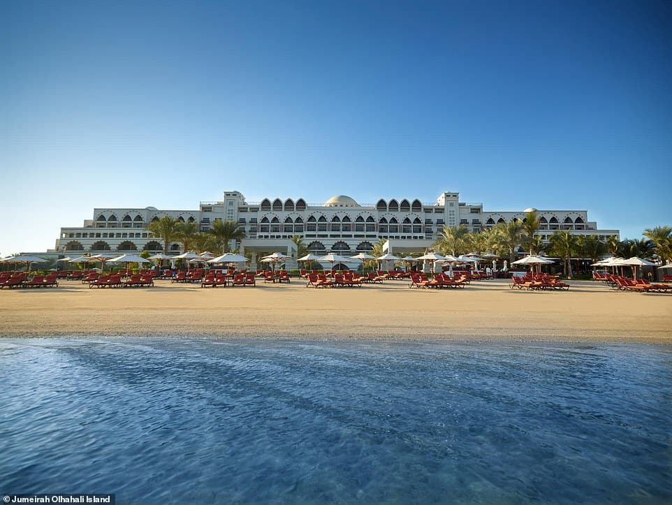 Ян Уокер зарегистрировался в пятизвездочной отель Jumeirah Zabeel Saray на Dubai's Palm Jumeirah, прежде чем отправиться на Мальдивы