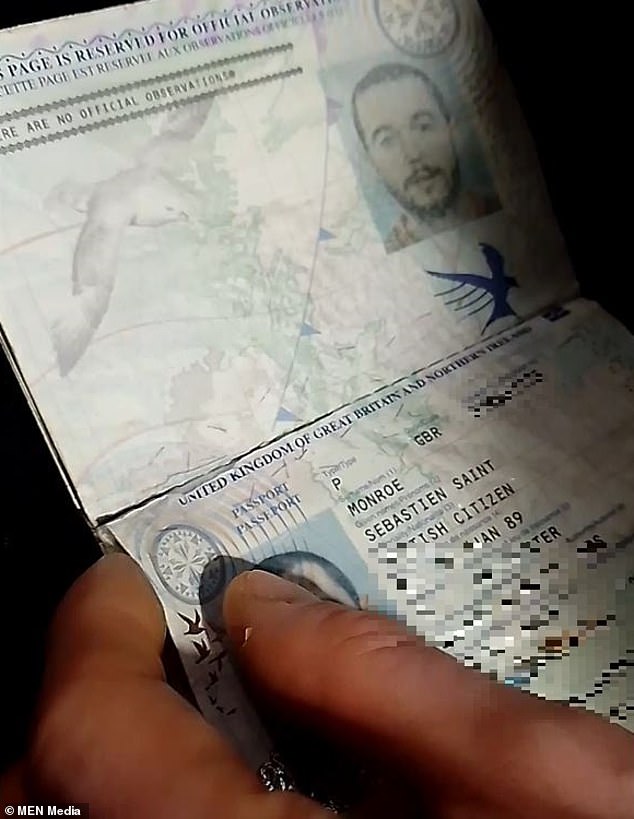 Клей, похоже, стерся на странице паспорта Монро, в результате чего на ее корешке образовался небольшой разрыв.