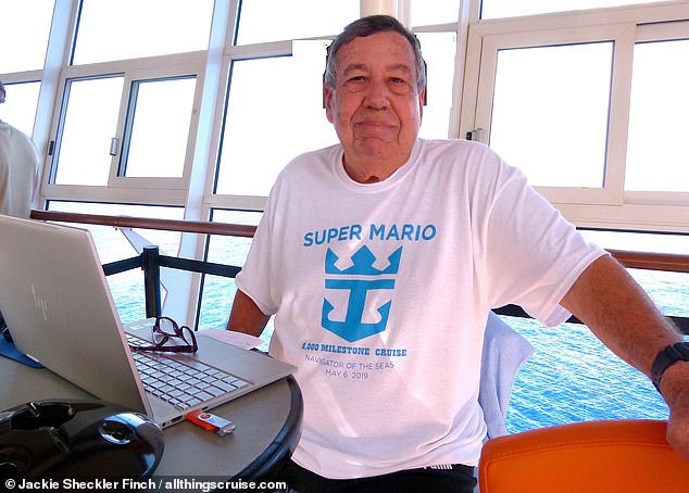 Недавно Марио совершил свой 1000-й рейс с Royal Caribbean. На фото выше он в 2021 году.