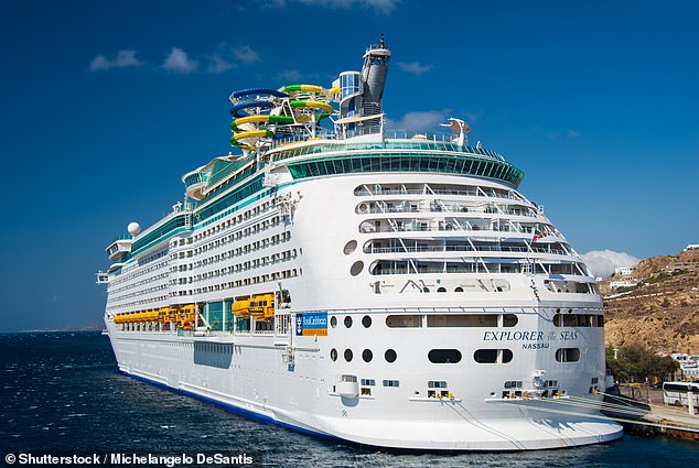1000-й круиз Марио совершил на лайнере Explorer of the Seas вместимостью 3286 пассажиров (на фото в 2023 году), который отправился из Майами 5 января в 11-ночное путешествие по Панаме и южной части Карибского бассейна.